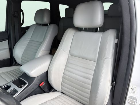 Used 2018 Jeep Grand Cherokee Limited RWD image 2