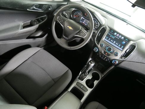 Used 2017 Chevrolet Cruze LT w/ Sun And Sound Package FWD image 9