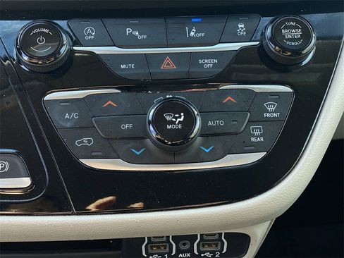 Used 2023 Chrysler Pacifica Touring-L image 15