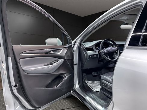 Used 2020 Buick Enclave Essence image 10