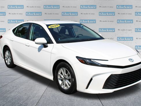 Used 2025 Toyota Camry LE FWD image 4