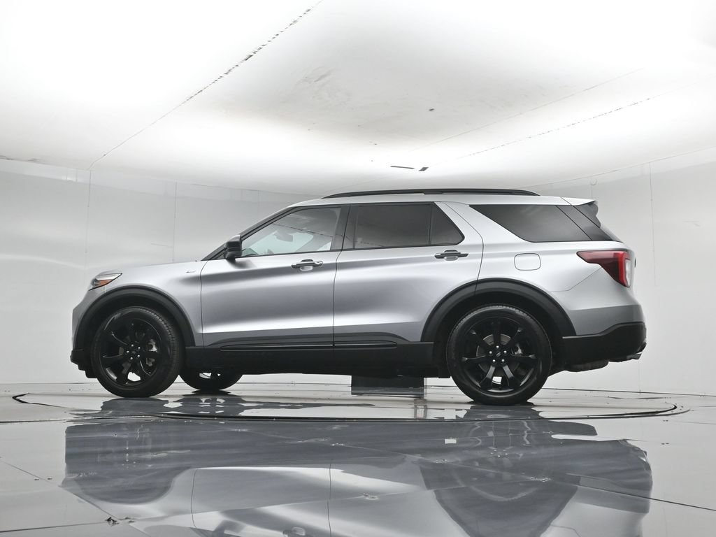 Used 2024 Ford Explorer ST-Line w/ Class IV Trailer Tow Package RWD image 8