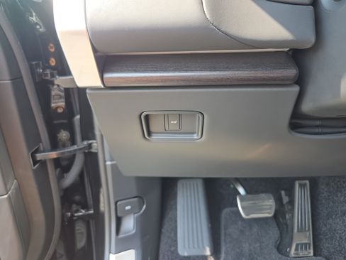 Certified 2025 Land Rover Range Rover SE AWD/4WD image 33
