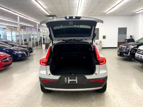 Used 2022 Volvo XC40 T4 Momentum image 30