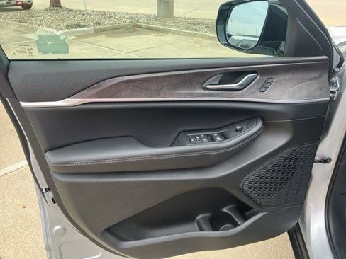 New 2025 Jeep Grand Cherokee Limited image 9