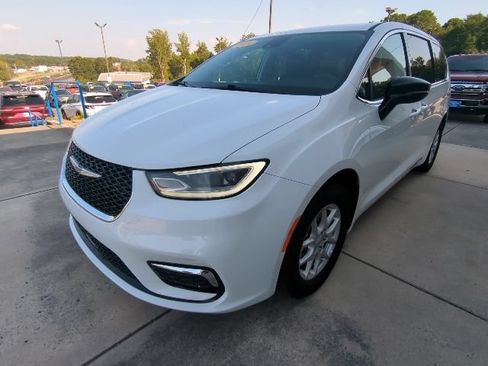 Used 2024 Chrysler Pacifica Touring-L FWD image 3