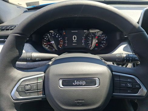 Used 2025 Jeep Compass Latitude w/ Sun & Sound Group AWD/4WD image 19