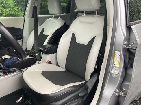 Used 2019 Jeep Compass Latitude FWD image 6