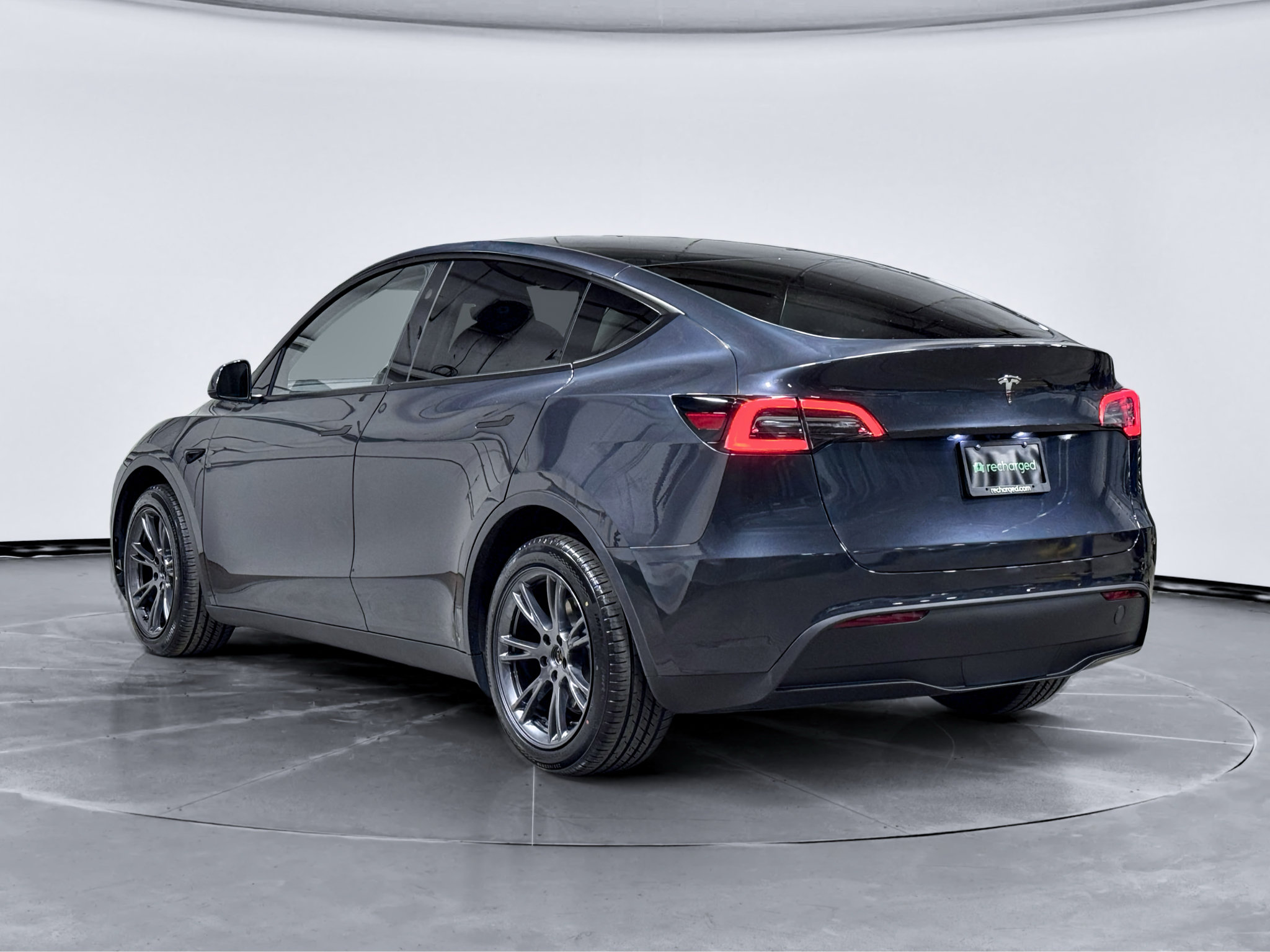 Used 2024 Tesla Model Y Long Range AWD/4WD image 2
