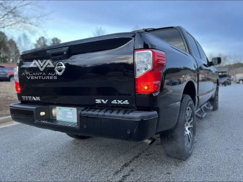 Used 2022 Nissan Titan SV image 11