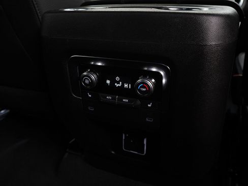 Used 2025 GMC Yukon XL Denali image 15