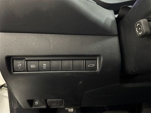 Used 2021 Toyota Venza LE image 11