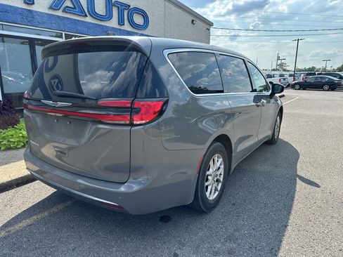 Used 2023 Chrysler Pacifica Touring-L FWD image 4