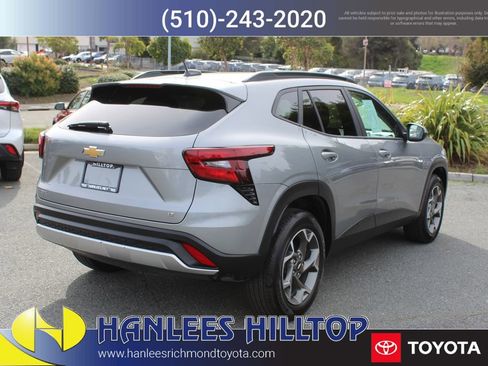 Used 2025 Chevrolet Trax LT w/ LT Convenience Package image 7