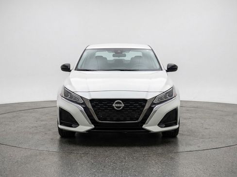 Used 2025 Nissan Altima 2.5 SV FWD image 2