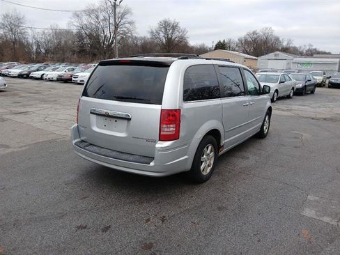 Used 2010 Chrysler Town & Country Touring image 4