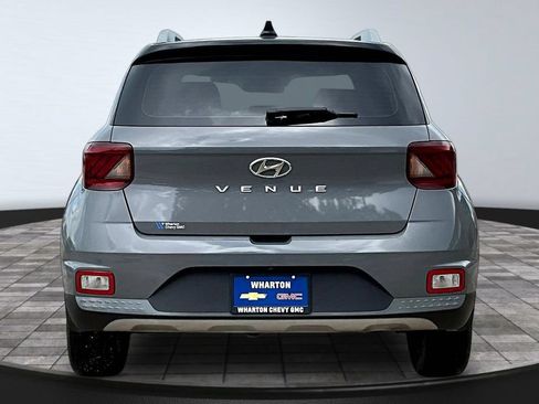 Used 2022 Hyundai Venue Limited FWD image 6