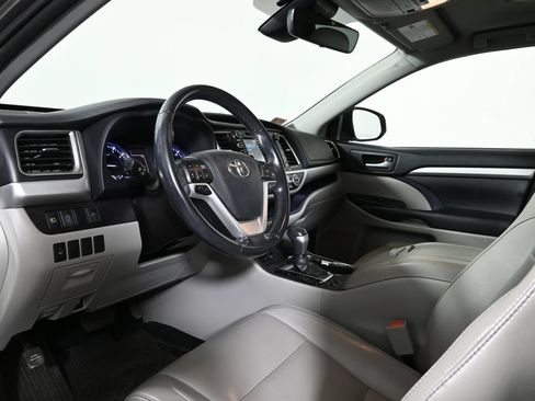 Used 2017 Toyota Highlander XLE AWD/4WD image 4