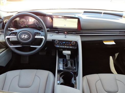 Certified 2025 Hyundai Elantra Limited image 18