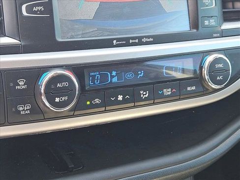Used 2017 Toyota Highlander SE FWD image 14