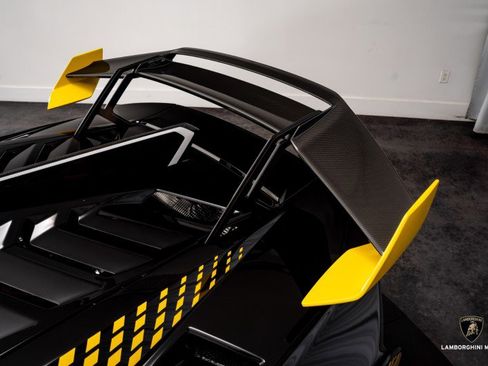 Used 2024 Lamborghini Huracan STO image 15