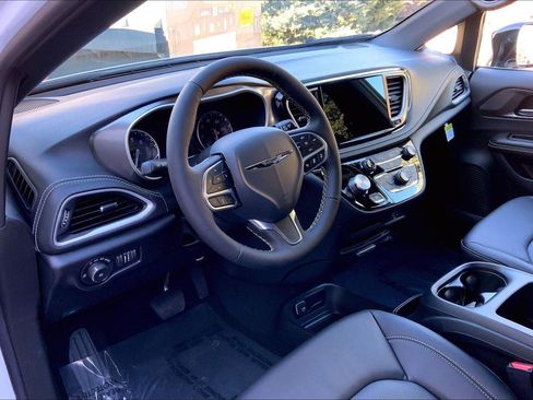 New 2026 Chrysler Pacifica Select image 8