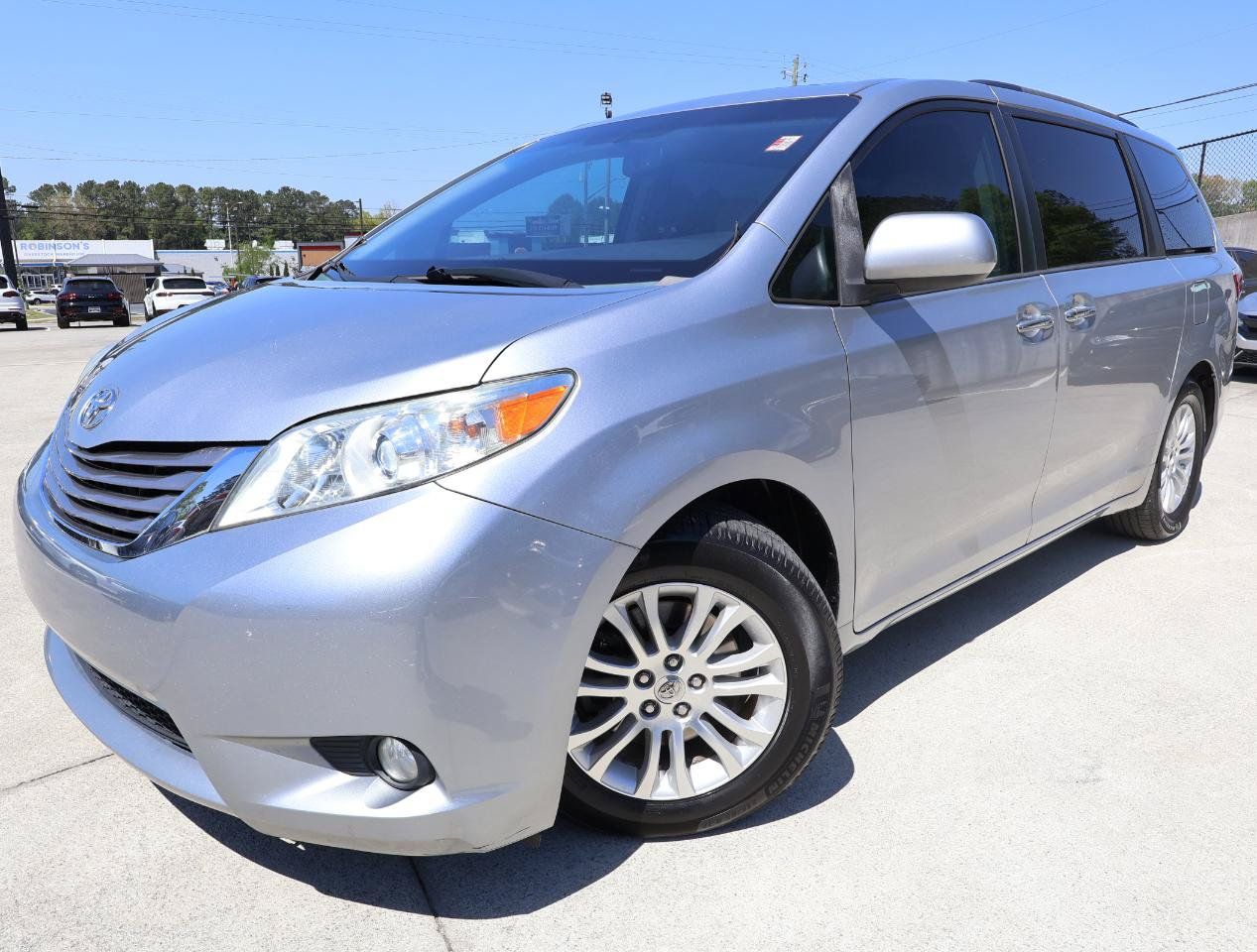 Used 2015 Toyota Sienna XLE FWD image 2