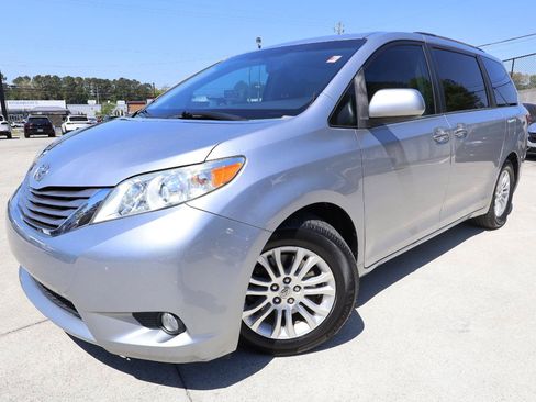 Used 2015 Toyota Sienna XLE FWD image 2