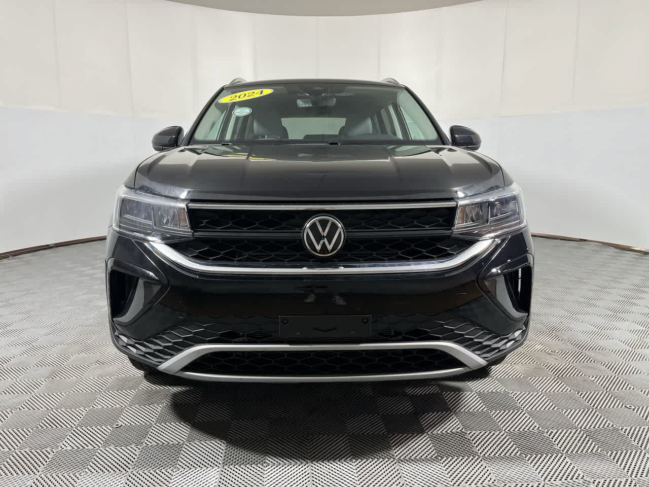 Used 2024 Volkswagen Taos SE AWD/4WD image 3