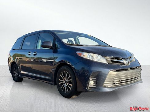 Used 2018 Toyota Sienna XLE w/ XLE Navigation Package FWD image 2