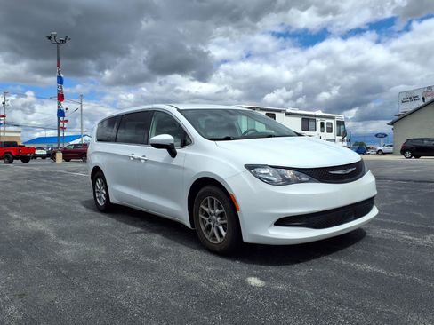 Used 2022 Chrysler Voyager LX FWD image 4