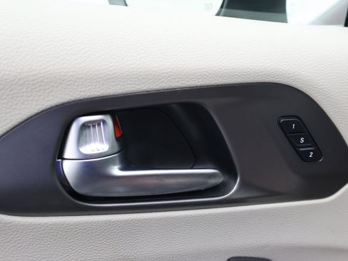 Used 2023 Chrysler Pacifica Touring-L AWD/4WD image 43