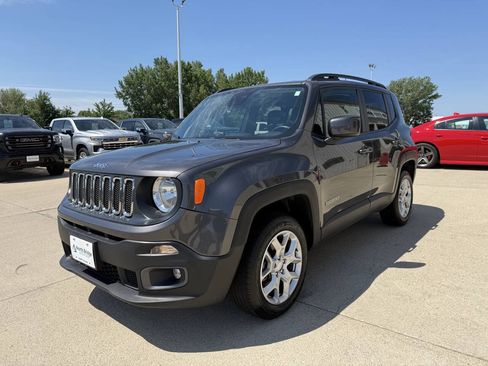 Used 2018 Jeep Renegade Latitude AWD/4WD image 2