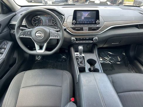 Used 2025 Nissan Altima 2.5 SV FWD image 15
