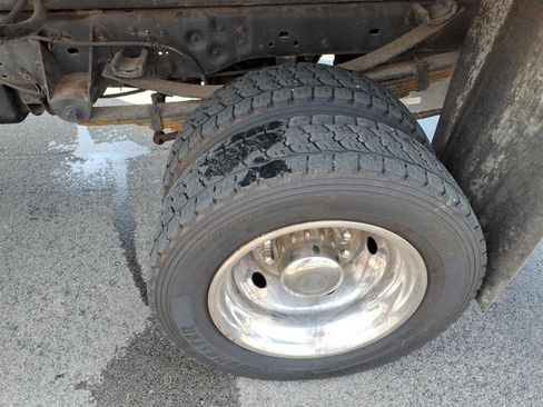 Used 2011 Ford F550 4x4 SuperCab Super Duty w/ Payload Upgrade Pkg image 8