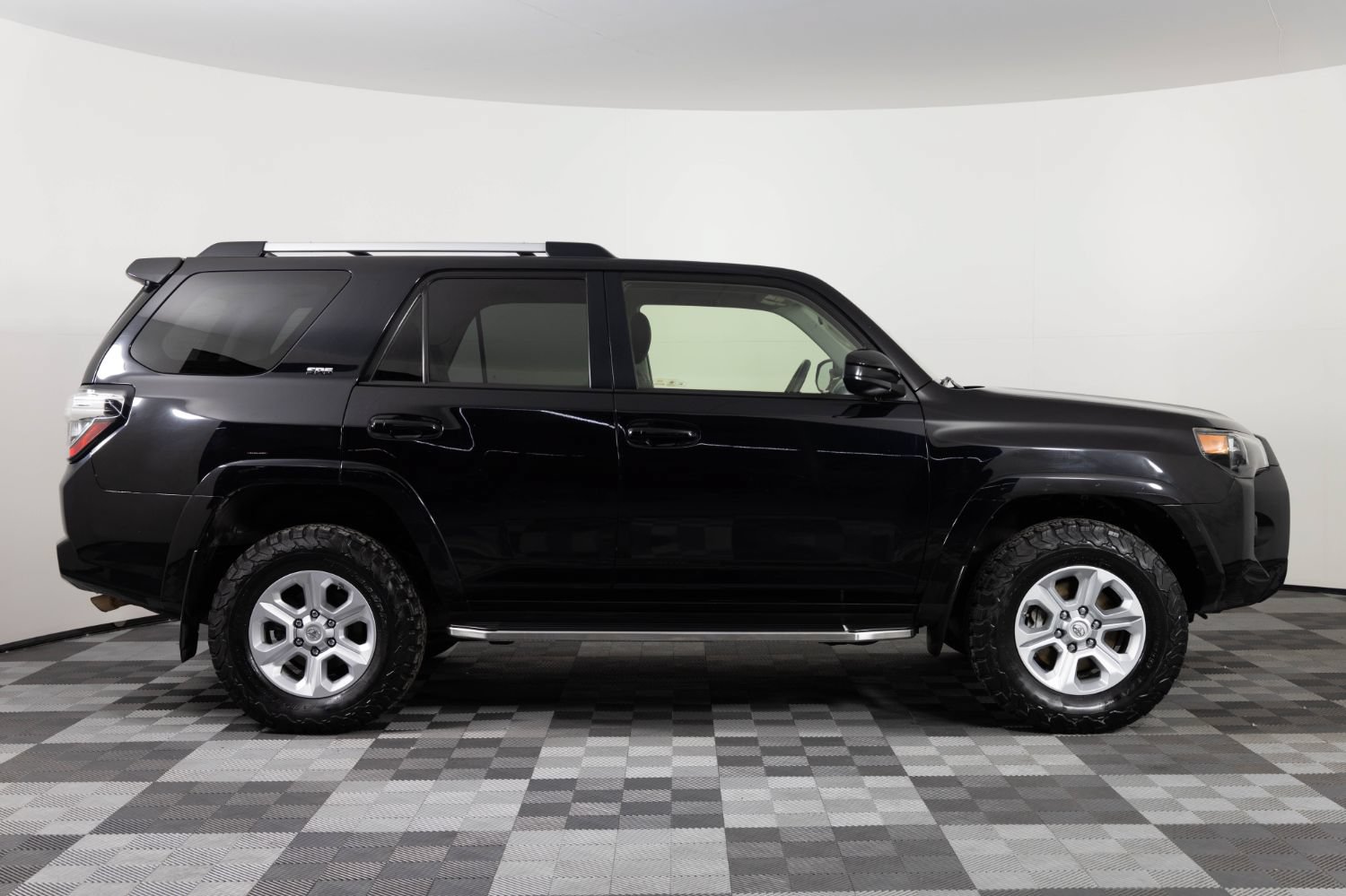 Used 2019 Toyota 4Runner SR5 AWD/4WD image 9