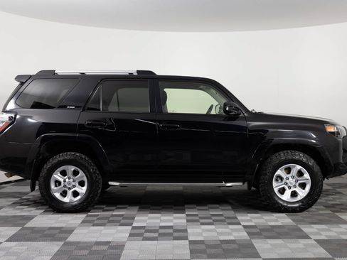 Used 2019 Toyota 4Runner SR5 AWD/4WD image 9