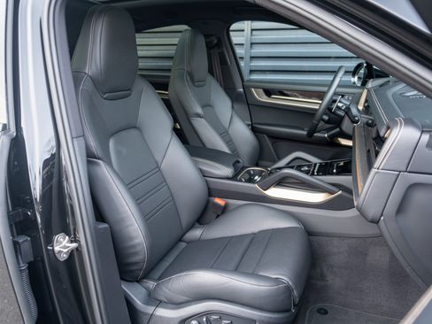 Certified 2025 Porsche Cayenne S image 38