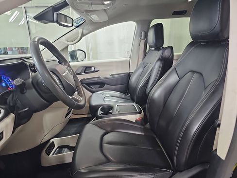 Used 2023 Chrysler Pacifica Touring-L FWD image 21