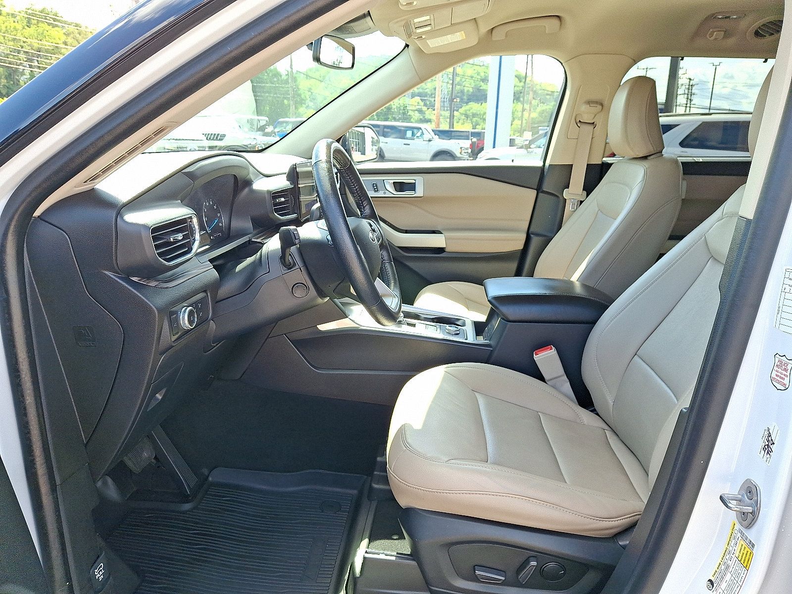 Used 2021 Ford Explorer Limited w/ Equipment Group 301A AWD/4WD image 14