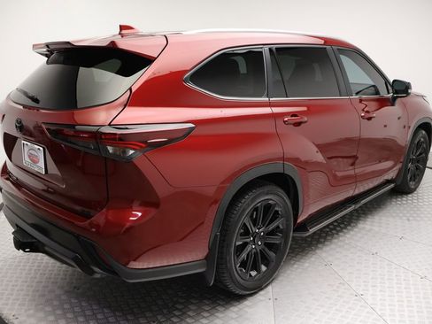 Used 2024 Toyota Highlander XLE FWD image 8