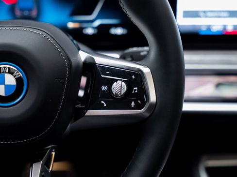 Used 2023 BMW i7 xDrive60 w/ Executive Package 2 image 44