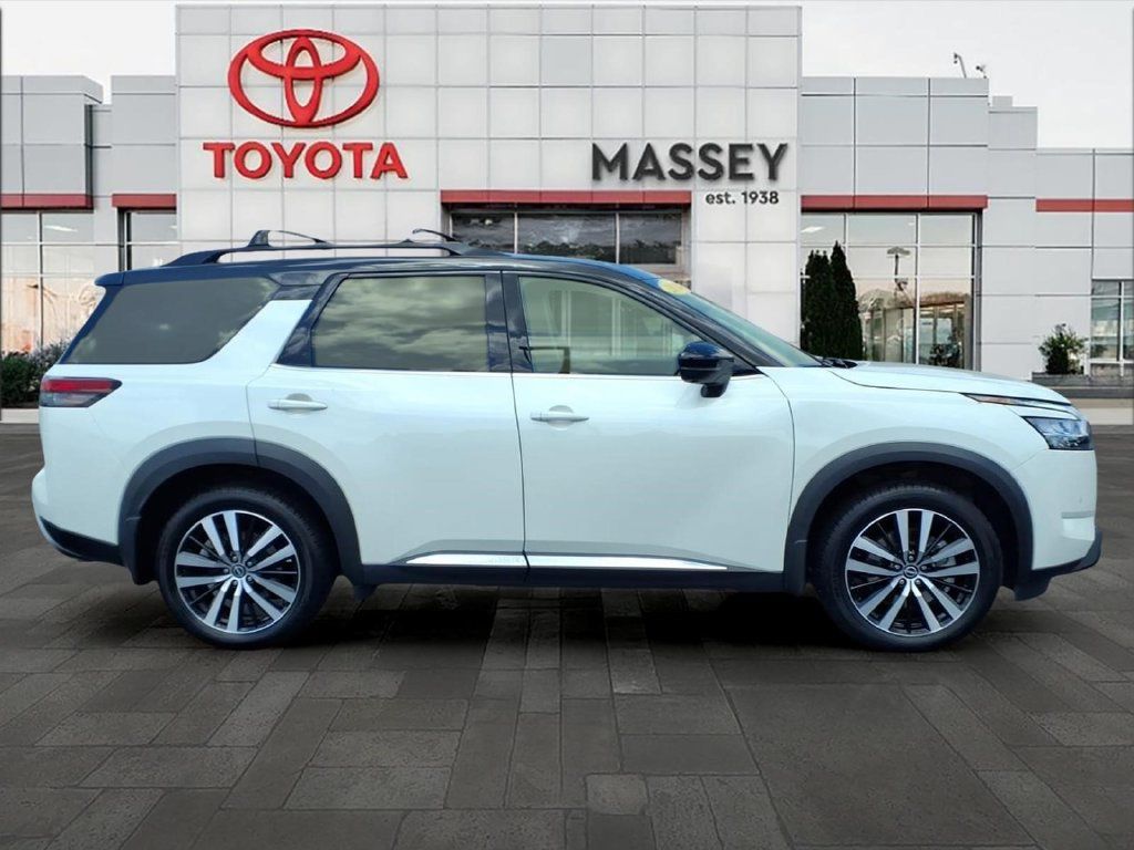 Used 2024 Nissan Pathfinder Platinum FWD image 3