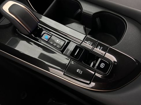 Used 2025 Toyota Crown Signia XLE image 21