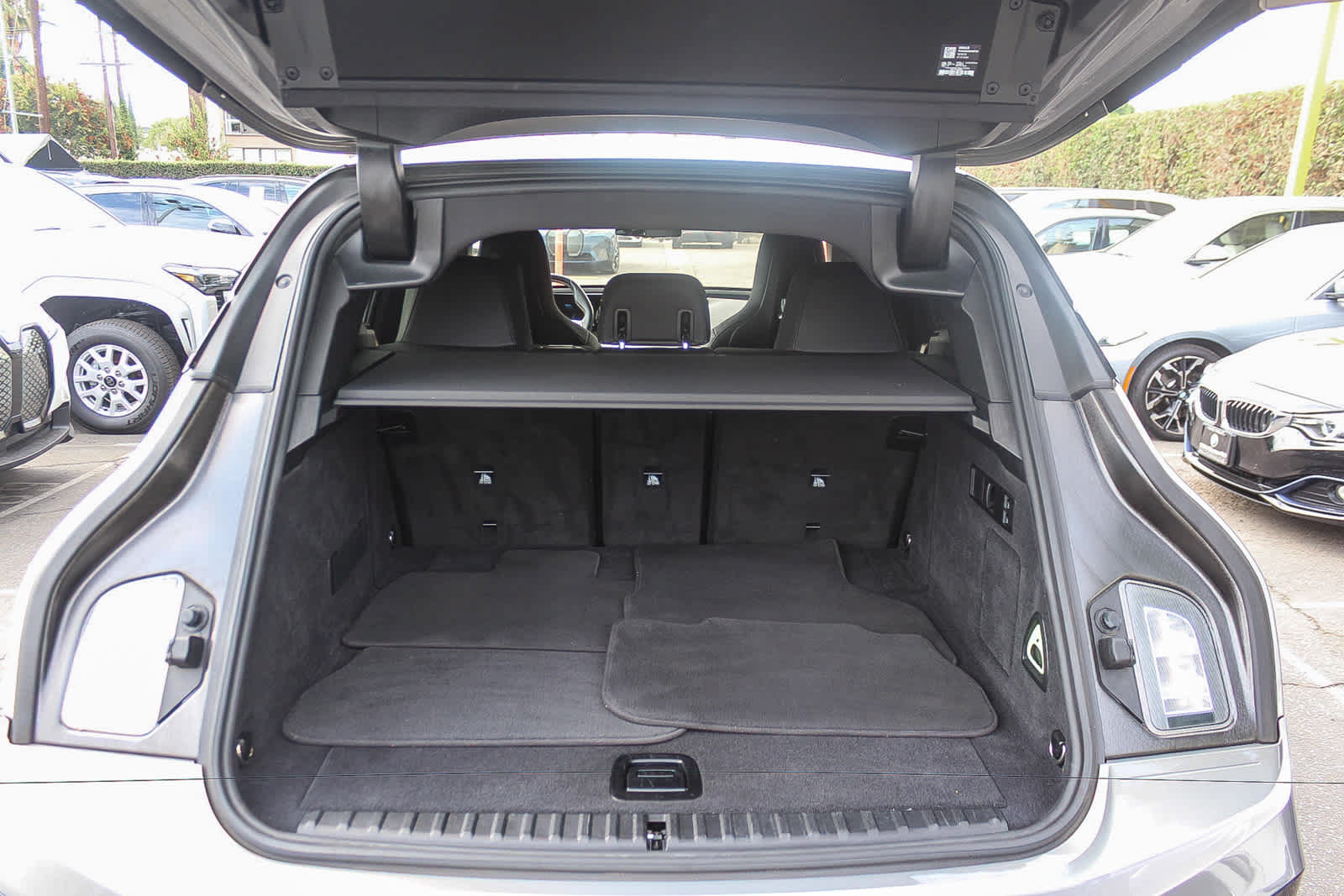 Used 2024 BMW iX xDrive50 w/ Sport Package AWD/4WD image 34