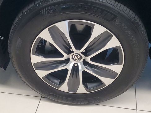 Used 2023 Toyota Highlander XLE image 4