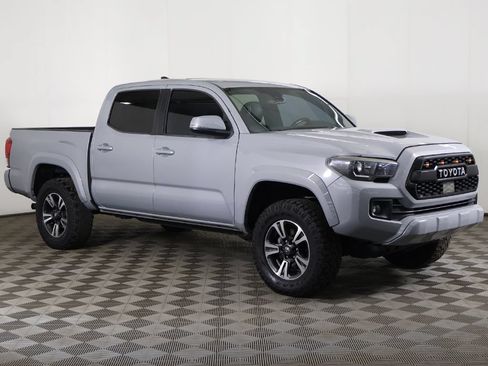 Used 2018 Toyota Tacoma TRD Sport AWD/4WD image 2