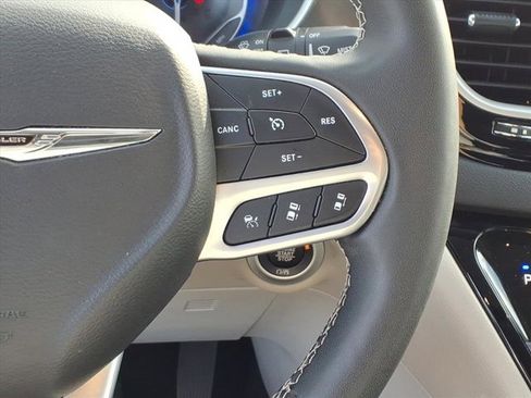 Used 2024 Chrysler Pacifica Touring-L image 18