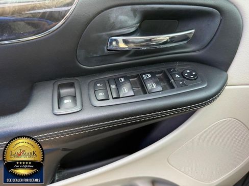 Used 2015 Chrysler Town & Country Touring FWD image 8