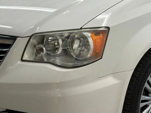 Used 2013 Chrysler Town & Country Touring-L w/ Driver Convenience Group image 4